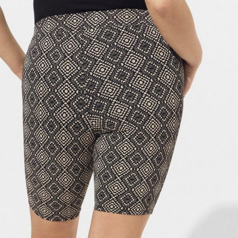New Torrid Bike Shorts Black ditzy tribal print 9 Inch Size 1x or 2x - Picture 6 of 11